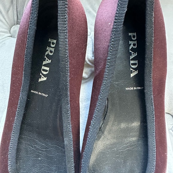 Size 7.5 (37 1/2), Prada maroon satin flats with tiny black bows, barely worn - Picture 3 of 8